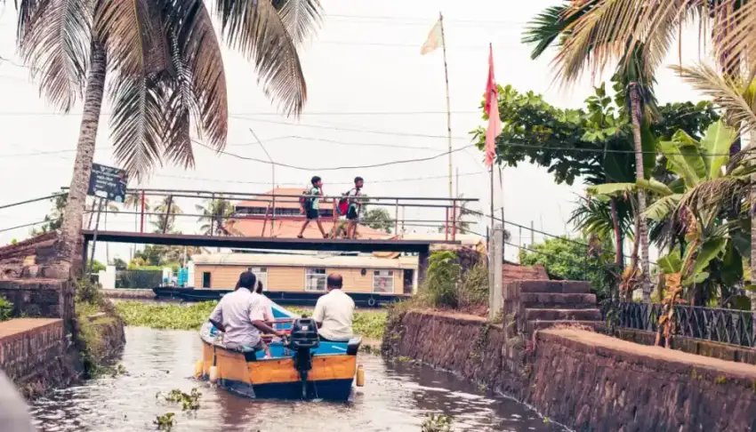 Village life along an Alleppey canal